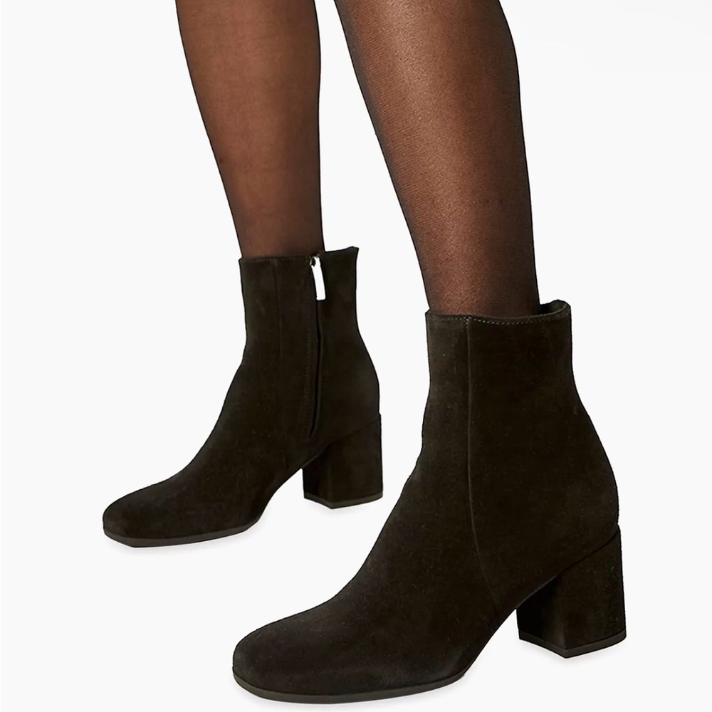 La Canadienne Joanie Suede Ankle
Booties Women's Black Suede Ankle Boots